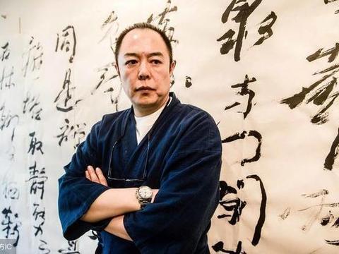 近日知名演员张铁林的书画展厅，从早到晚空荡荡无一人观看，更别说有人购买了，我不懂