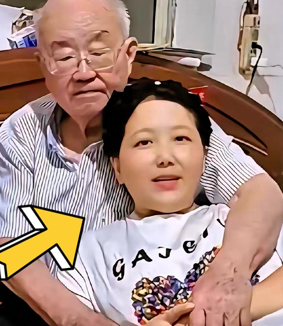 老汉姓赵，73了，退休金一个月6000多，老伴走了三年，一个人住着套两居室。腿