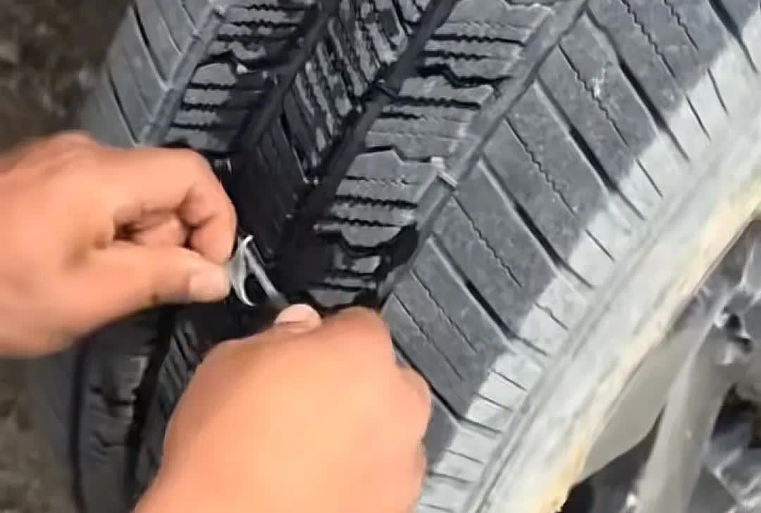3辆车12条轮胎全部被扎，近日一男子和朋友自驾青甘环线旅行，途中路过无人区地界，