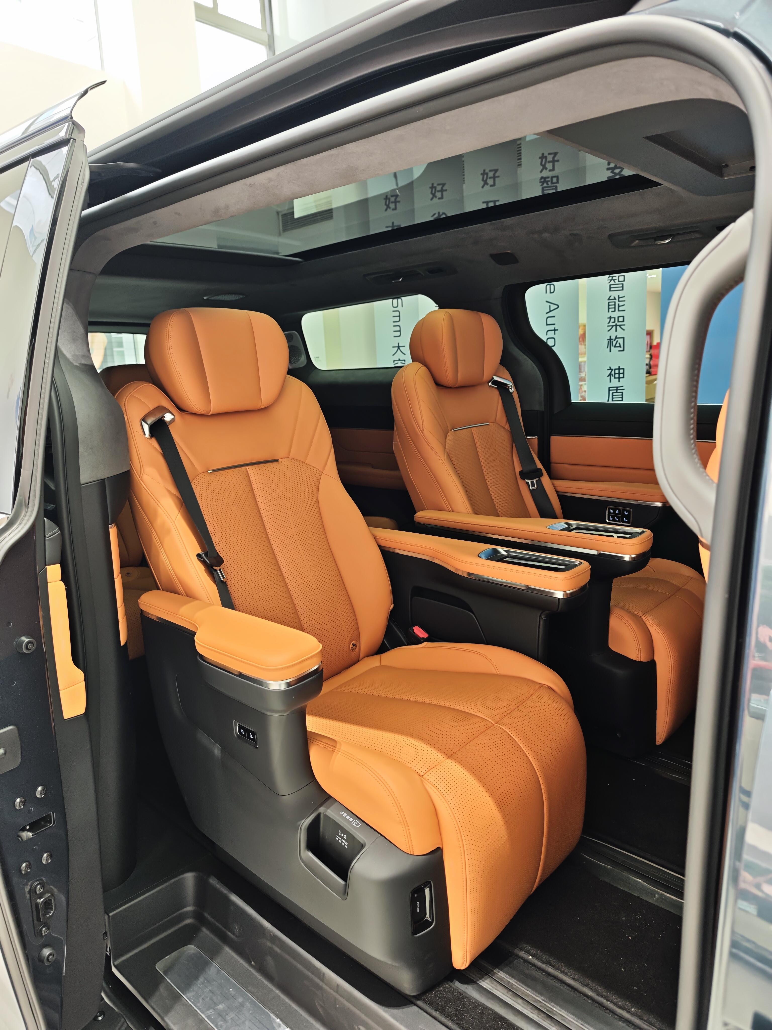 全家出游就开它，空间大到没话说，后排坐着像大沙发，综合续航轻松破千，出门一点不焦