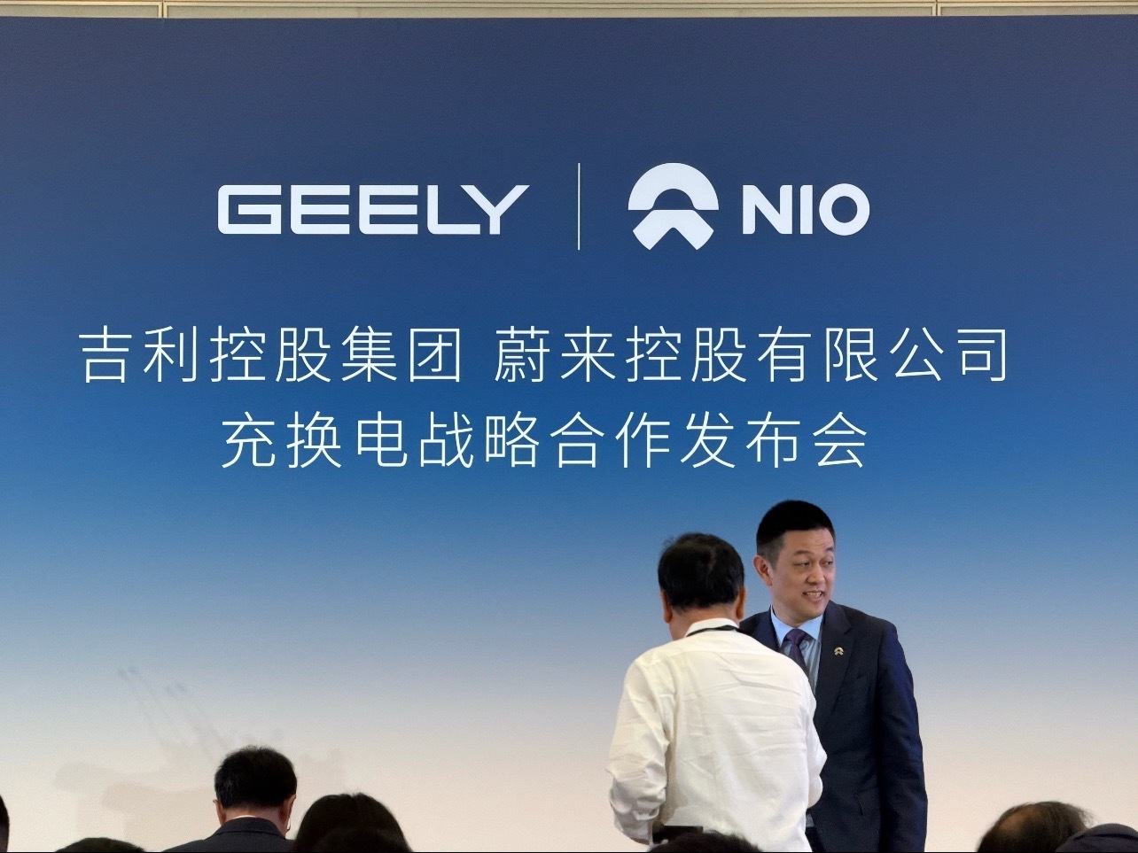 吉利安聪慧回应与蔚来充换电合作省流版：吉利现有的网约车，即B端换电站交给蔚来运营