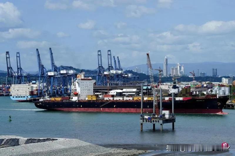 去年就吵得满城风雨的长和港口售卖风波，如今总算有了结果，却是谁都没料到的走向。