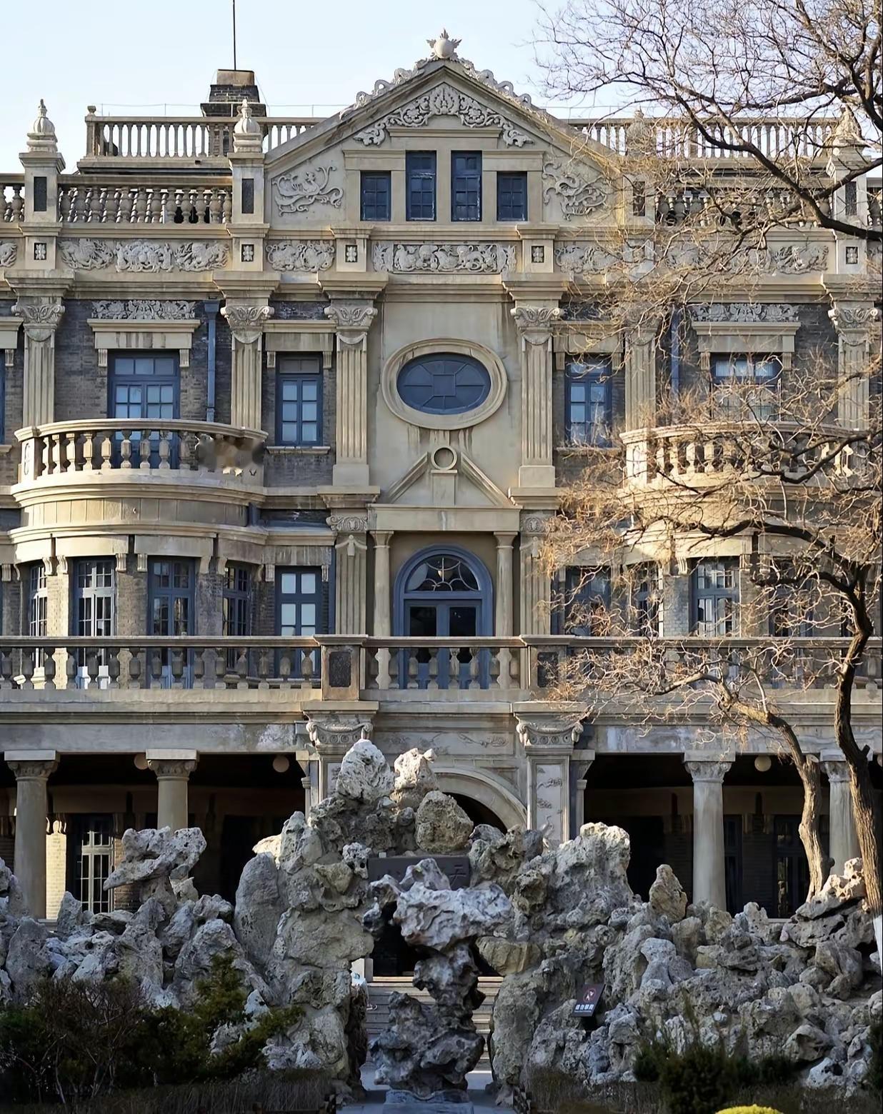 这是百年前张学良在东北的豪宅，里面的装修豪华，就算放在现在也是顶配的，而且房子里