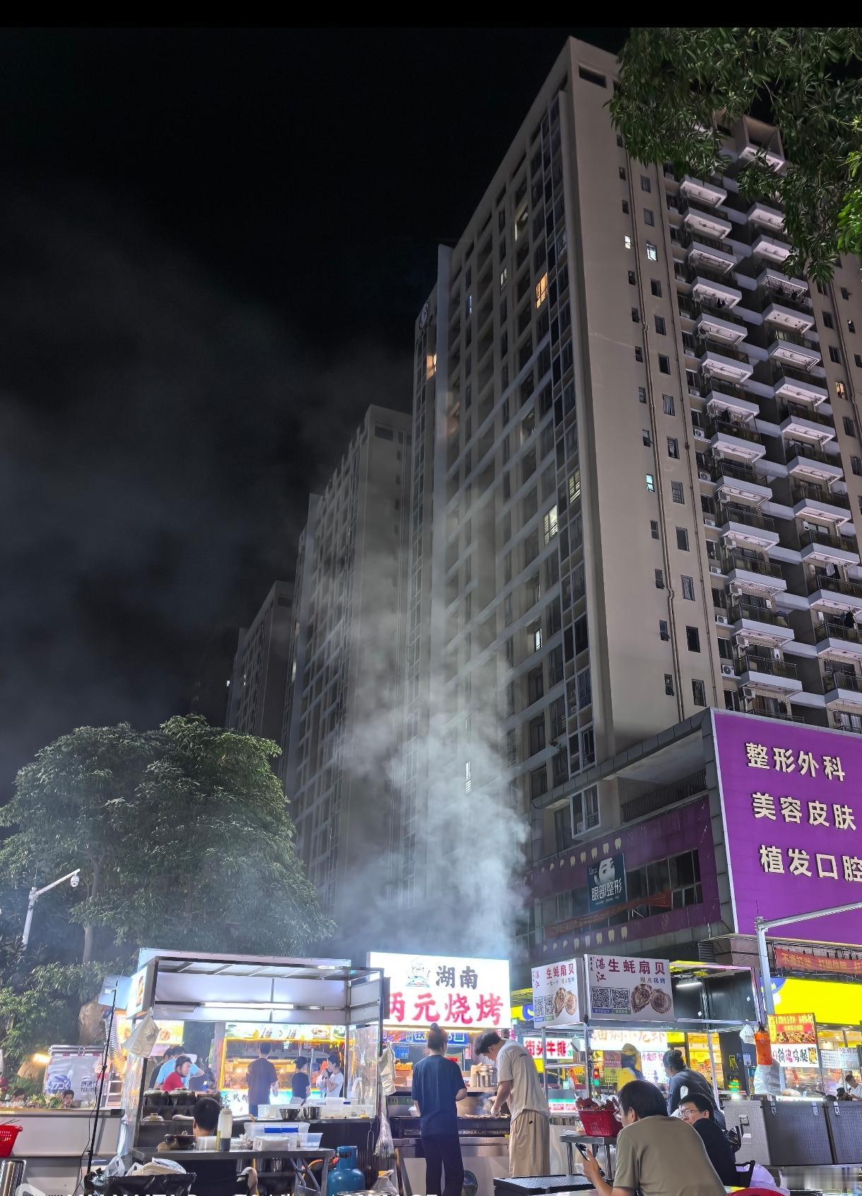 确实有烟火气，旁边的住户招谁惹谁了，隔一条街都能闻到油烟味。以前还好。现在又乱又
