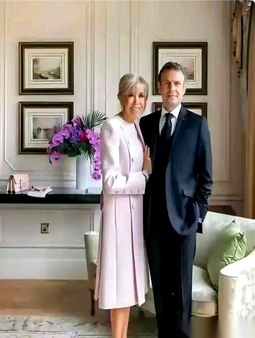 都说马克龙厉害，我跟你说，他这辈子干得最牛的一件事，就是娶了布丽吉特。别老盯着