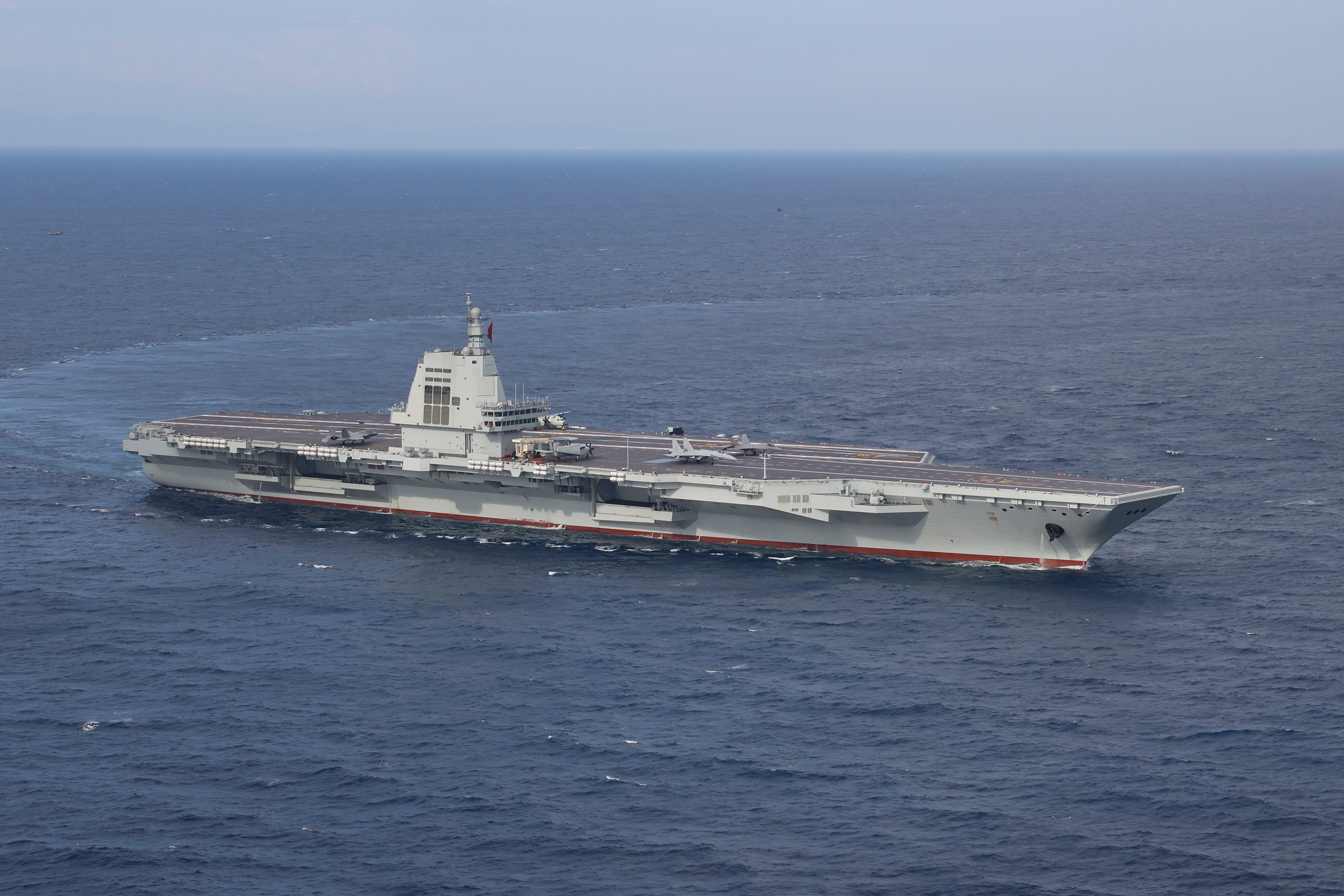 欣赏一组中国海军福建舰高清照片！既然高市早苗自作孽，咱们就别让它活了，是时候亮个