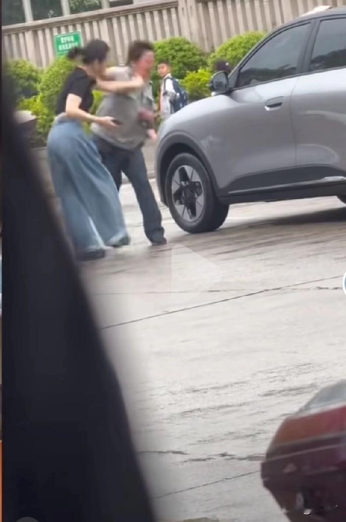 福建三明学校门口打架的女司机和男保安都有错，谁也不用说谁！这事儿发生在4月2
