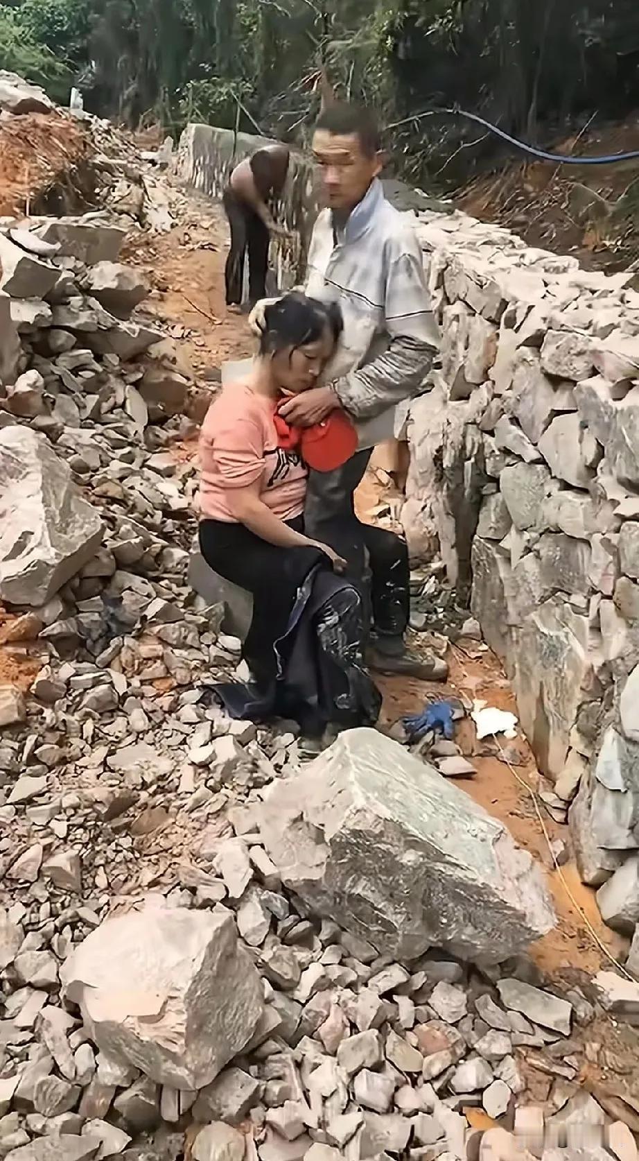 工地上，工资结算方式是按工程量结算的，夫妻俩为了多赚钱，吃完饭就开干。由于天热，