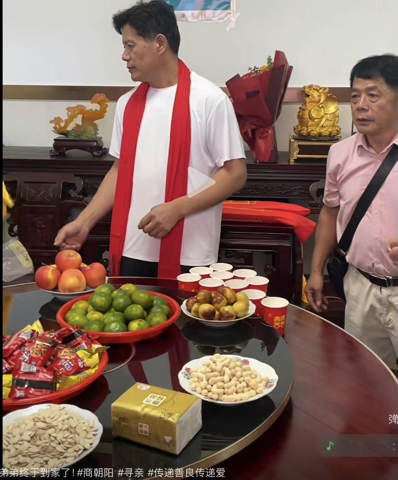 这对失散六十年的同卵双胞胎，简直是老天爷亲自下场做的“对照实验”——基因相同，身