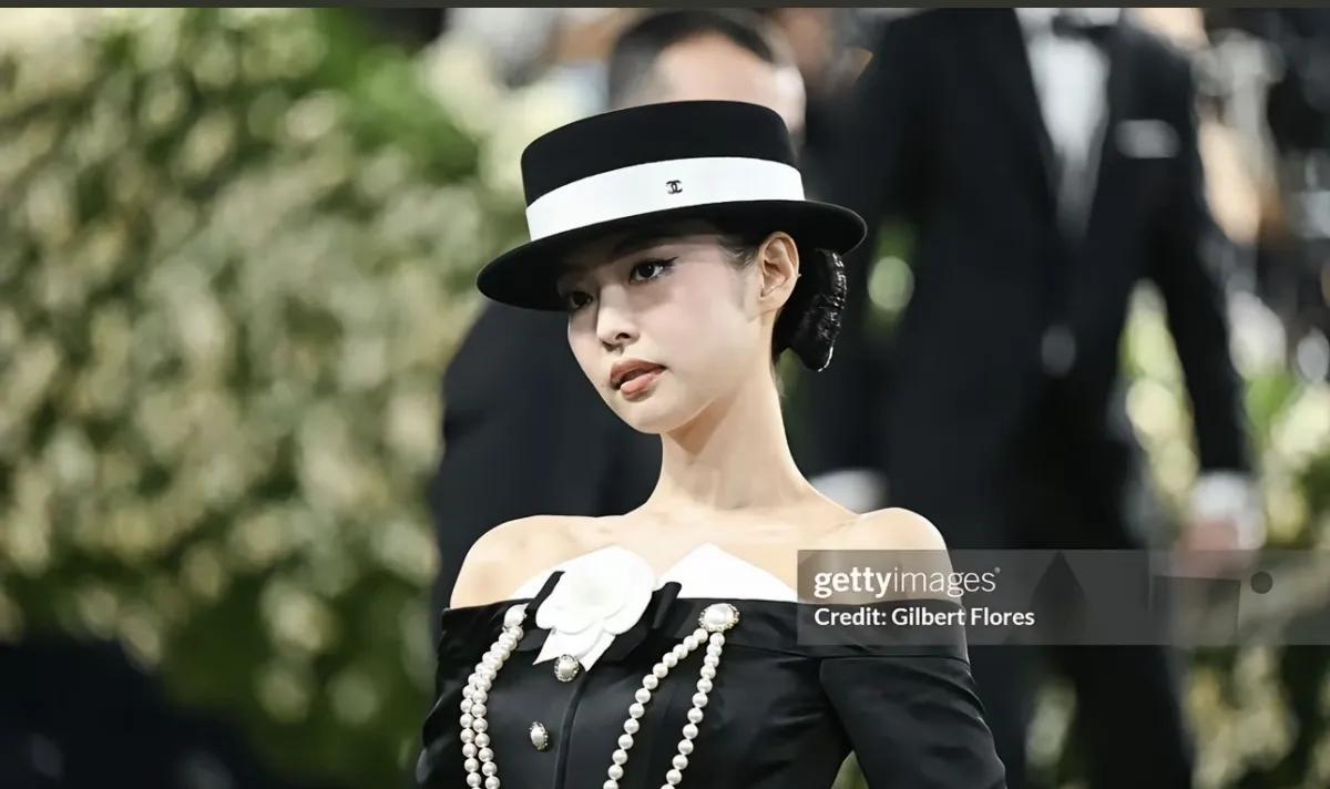 一个她一个辛芷蕾真的超适合香奈儿！高贵！优雅！不讨好的感觉！谁懂啊！绝美