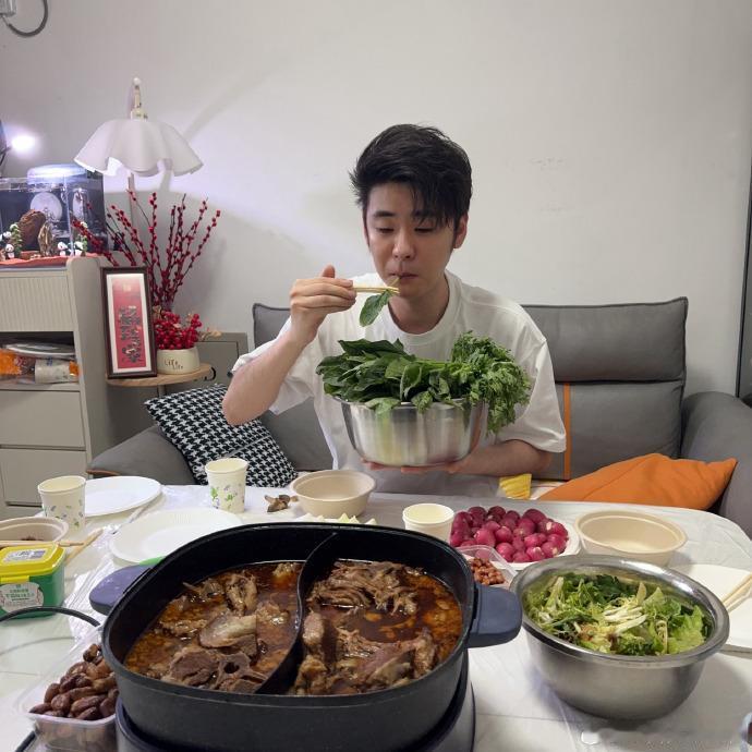 德云社张云雷发文向粉丝告状，点赞数达到了近20万，这人气，真是气死很多人。张云雷
