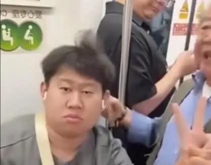 这位大爷一开始并非倚老卖老、进行道德绑架这位年轻人，让是情分，不让是本分，这个老