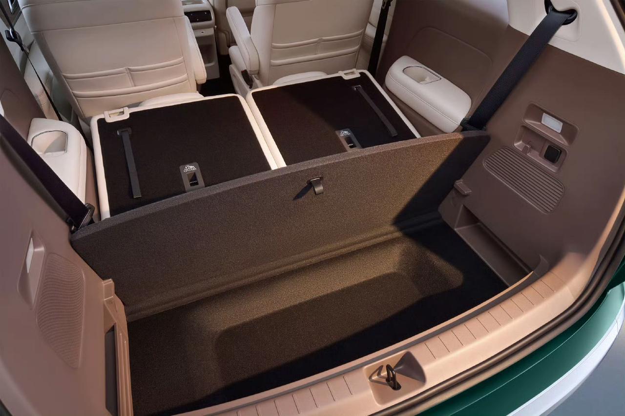 人民大六座星光L这个市场大六座新能源SUV非常多，但是他们普遍都有个特点，都很