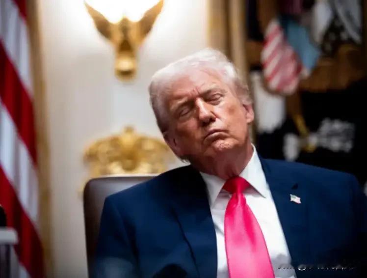 美国最近发了一份国家安全报告，承认自己维持全球霸权的成本太高，国家被拖垮了。文件