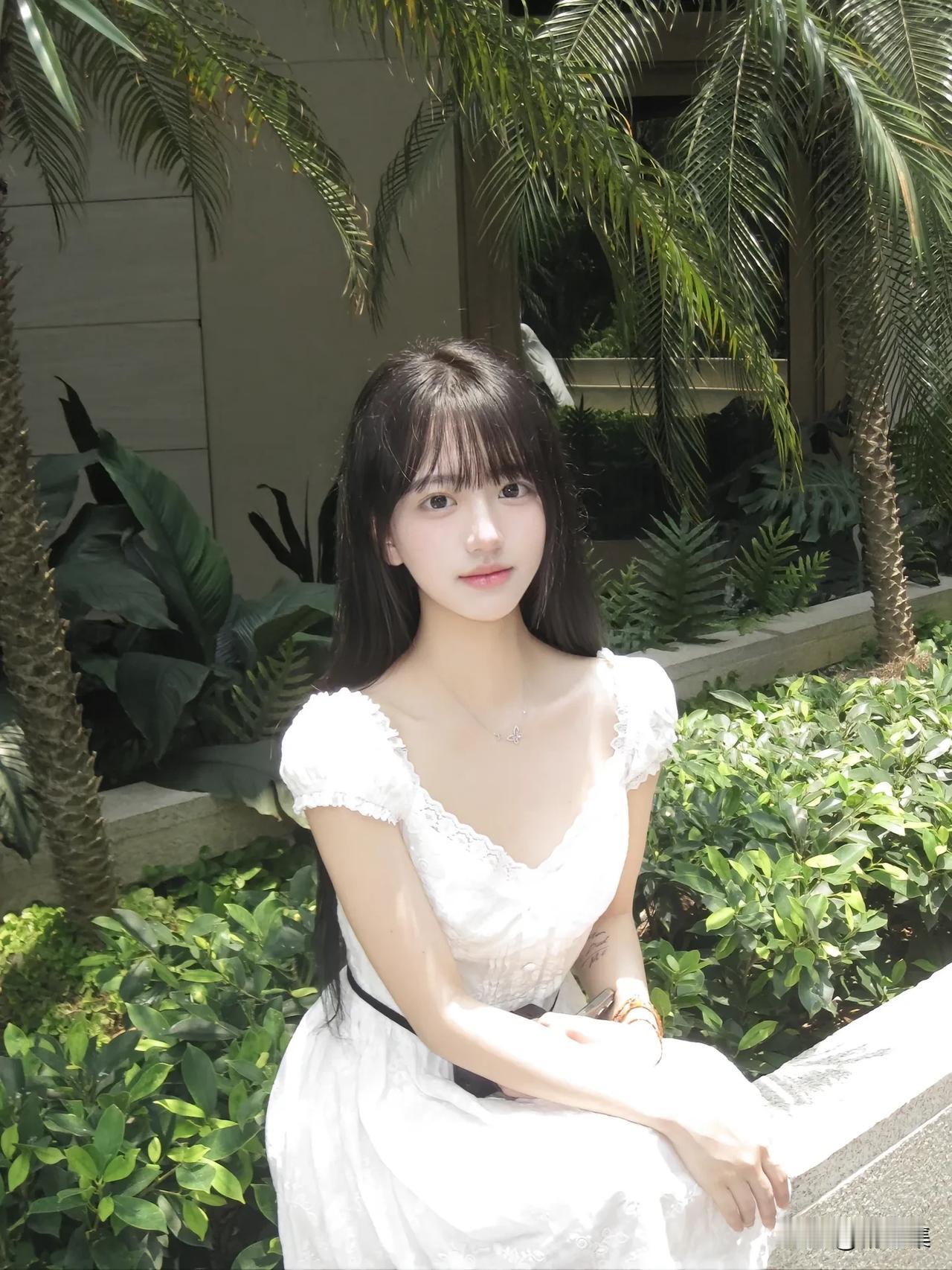 阳光下的白裙少女，清新自然，美如画卷。