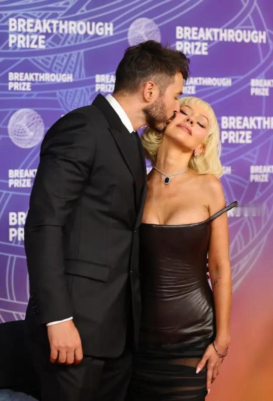 谁懂啊！45岁克里斯蒂娜彻底换风格，剪短标志性长发、穿紧身黑皮裙亮相，还带富商未