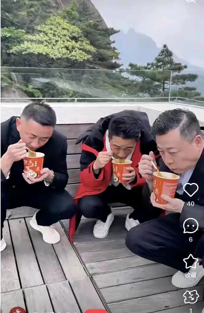 汪小菲毫无外貌焦虑哦，就这样蹲下来让人拍他的抬头纹，汪总有点老了，衬得马筱梅很娇