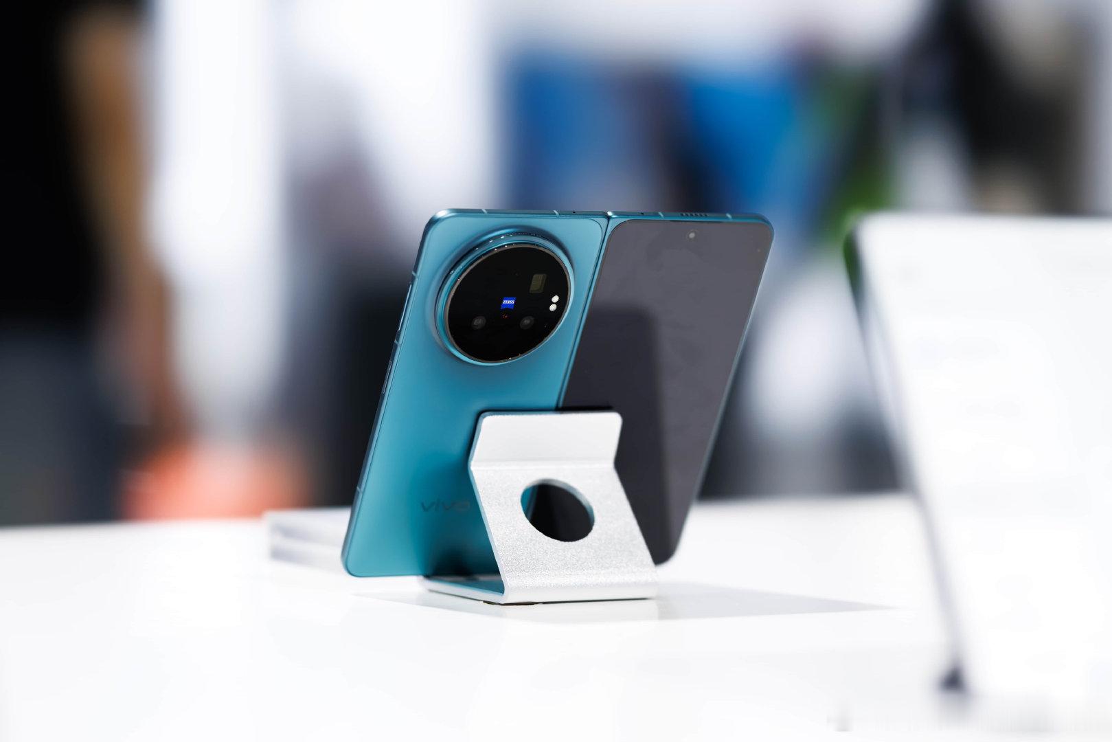 最近刷到vivoXFold6官方预热和网上的爆料，只能说蓝厂这代折叠屏是