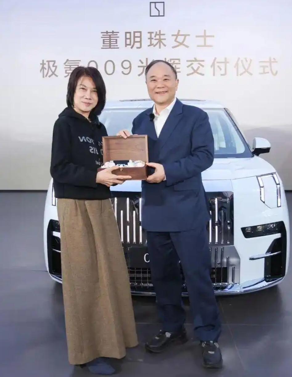 根据多方信息确认，格力电器董事长董明珠已正式购买‌极氪009光辉版‌，并现身吉利