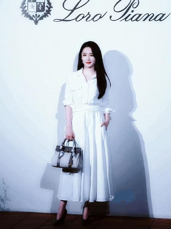 今天李沁在出席时尚活动的时候穿了一件白色的裙子，看上去非常的高贵，气质也很出众。