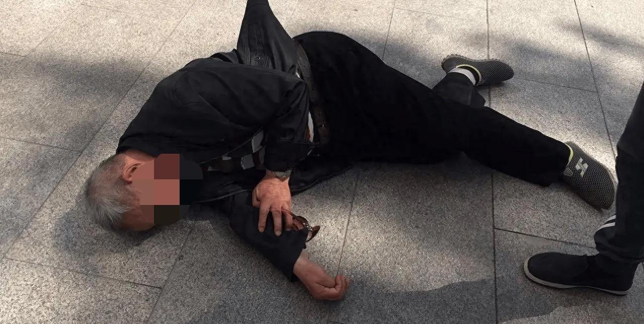 上海，62岁保安大爷下班时，不慎摔倒、心脏停搏死亡，事后，大爷的家属得知大爷所在
