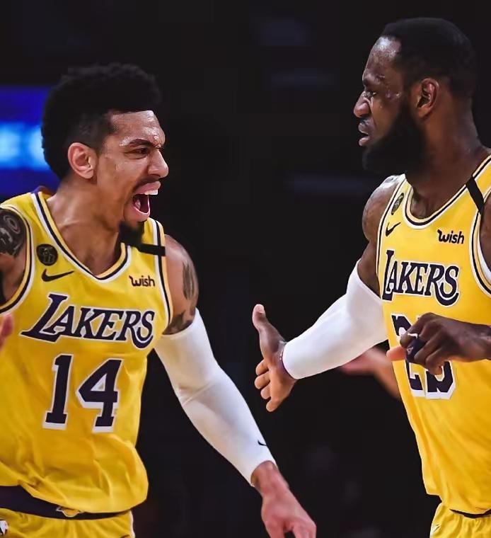丹尼-格林杀人诛心啊​前NBA球员丹尼-格林谈到詹姆斯加盟76人的决定，他说