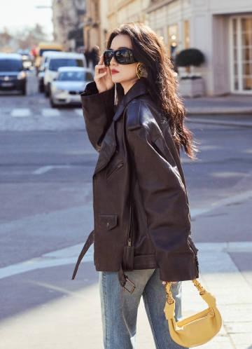 宋佳穿皮衣的样子非常的有格调，她走在巴黎的街头，像个潇洒时尚的美少女。宋佳里