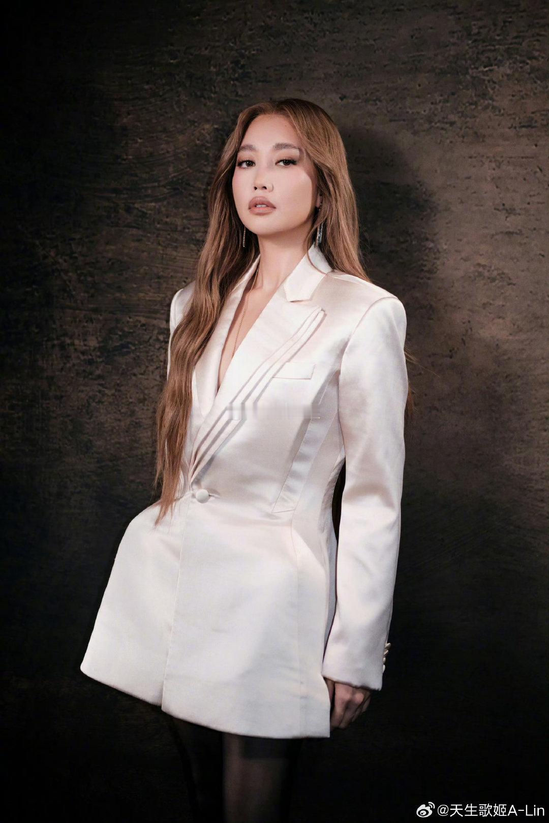 高音炸裂+黑丝造型，又美又强谁不爱