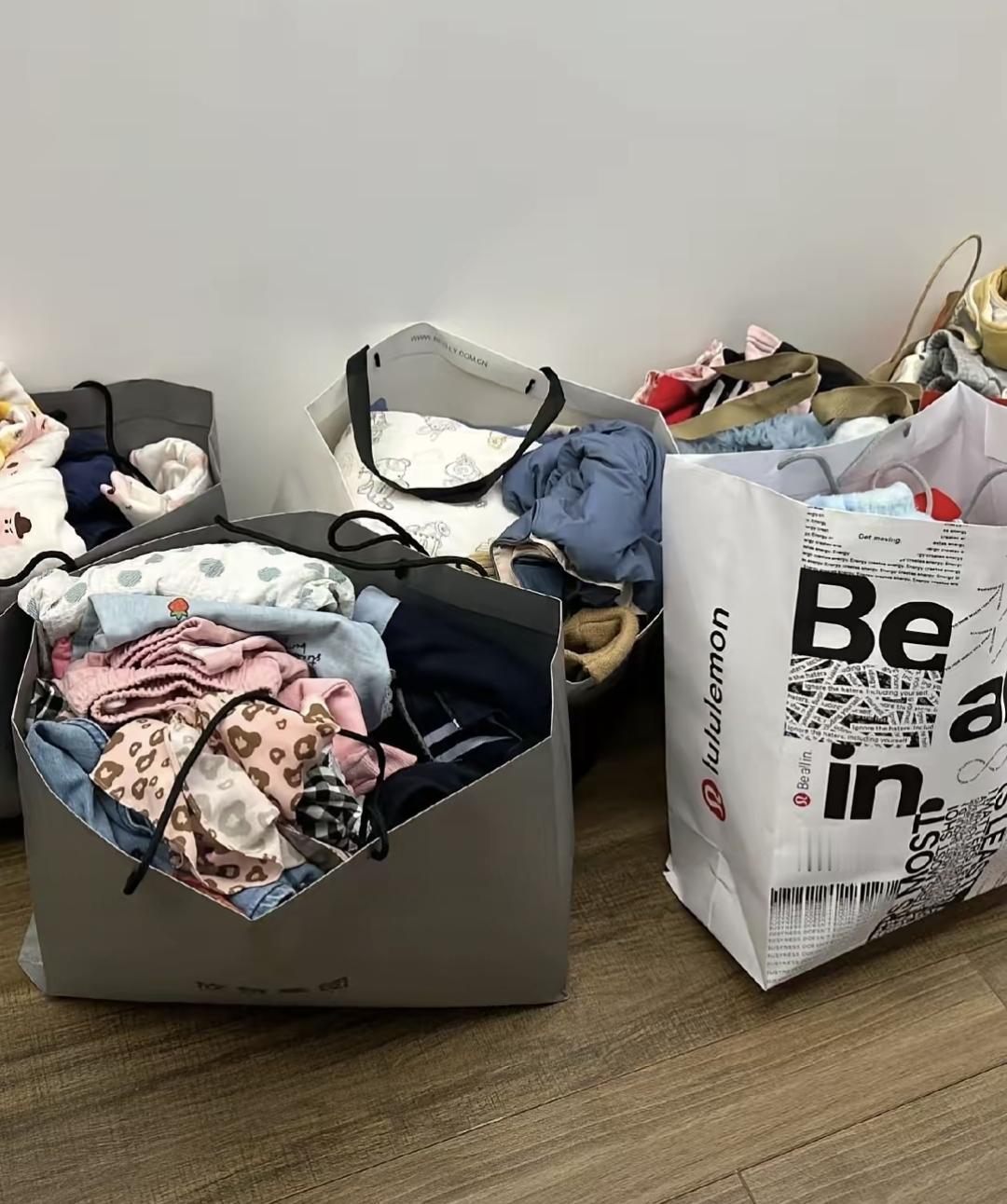 腊月二十一，我妈请了个62岁的阿姨打扫卫生。三小时，厨房油垢、窗框胶痕、墙角泥点