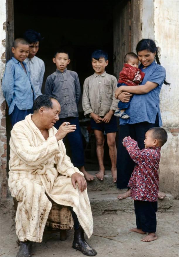 1959年6月，毛泽东回到阔别32年的家乡湖南韶山冲，与当地乡亲们亲切互动的瞬间