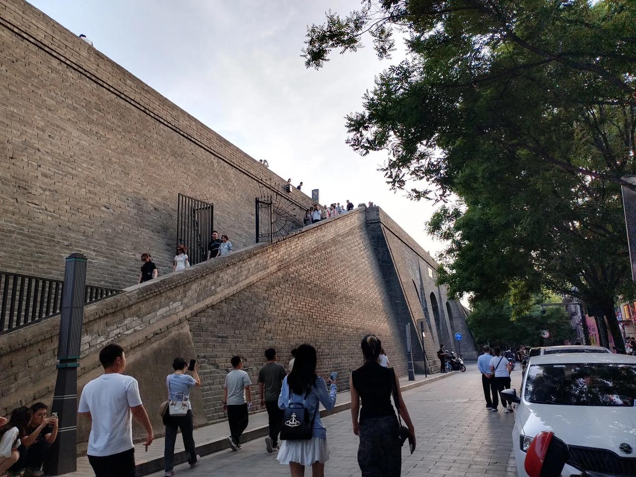 西安真的是越来越配得上新一线城市这个称号了，西安不仅有城墙有护城河，西安也有了真