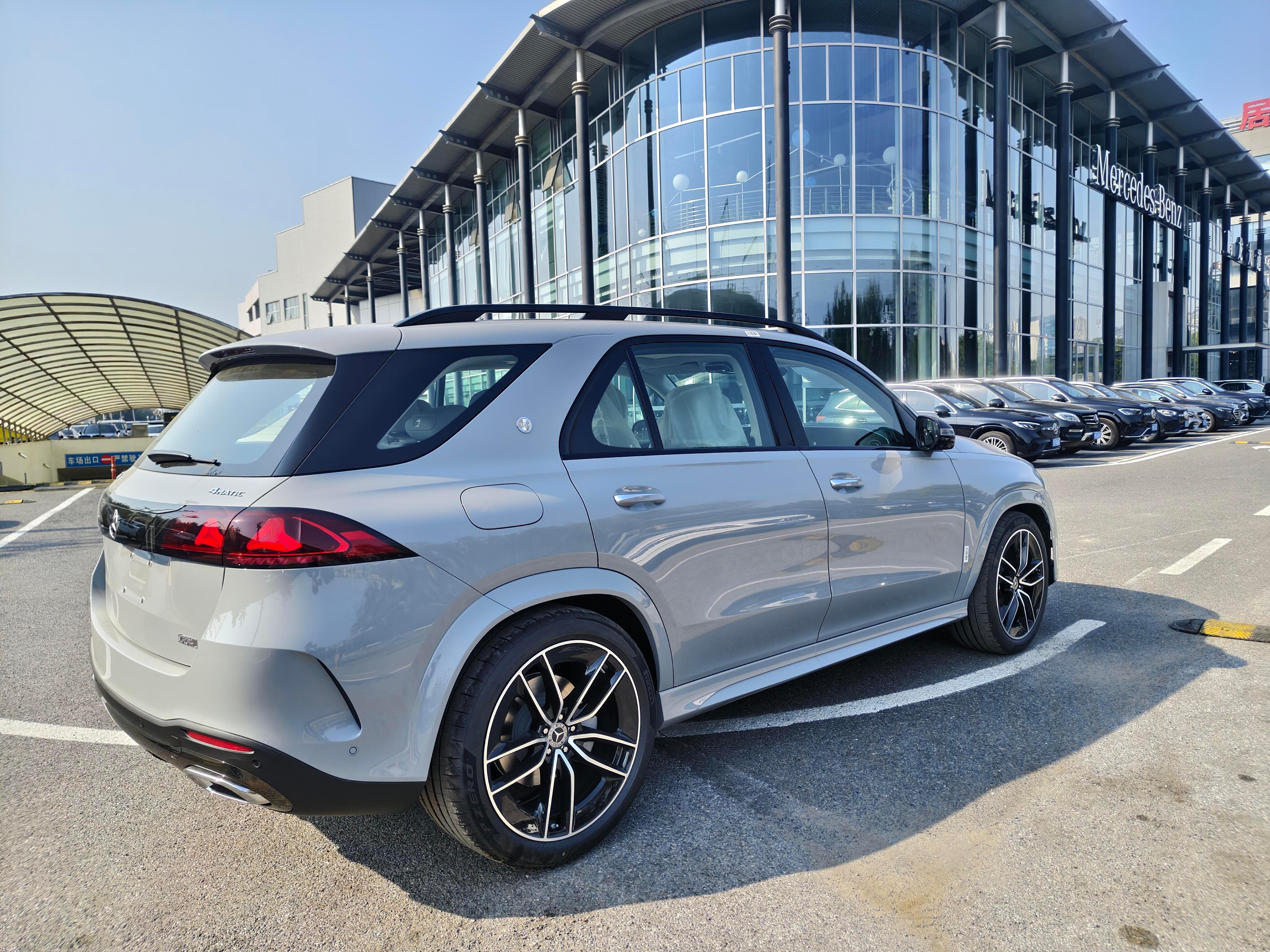 全新奔驰GLE4504MATIC140周年纪念版远峰灰/玛奇朵米经典配色