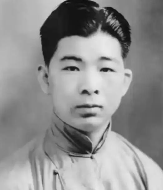 1940年，熟睡中的冯运修，突然感觉不对劲，好像是日军包围他家了。他从枕头下摸出