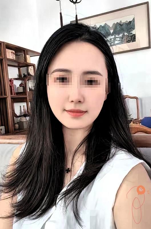 河南周口有位33岁的媳妇，丈夫在工地出事走了刚满一年。公公趁两个孩子上学去了