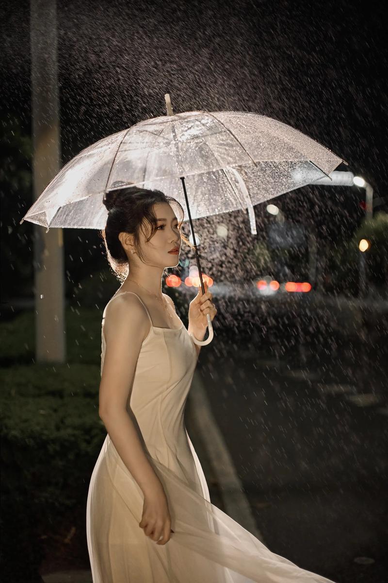 巧妙运用雨夜：雨中人像的另类拍法，让普通街角也有电影感雨夜拍人像，最容易犯的