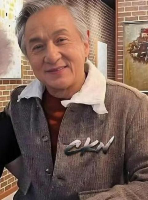 成龙大哥这辈子很可能会带着遗憾走完。他赚再多钱，拥有再大的明星光环，现在70