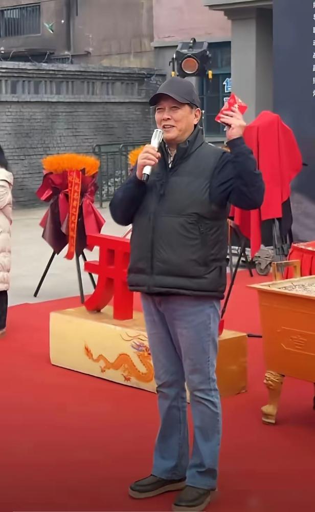 骂短剧“悲哀”的唐国强，73岁却亲自下场演了短剧男一号的爹？！这到底图什么？