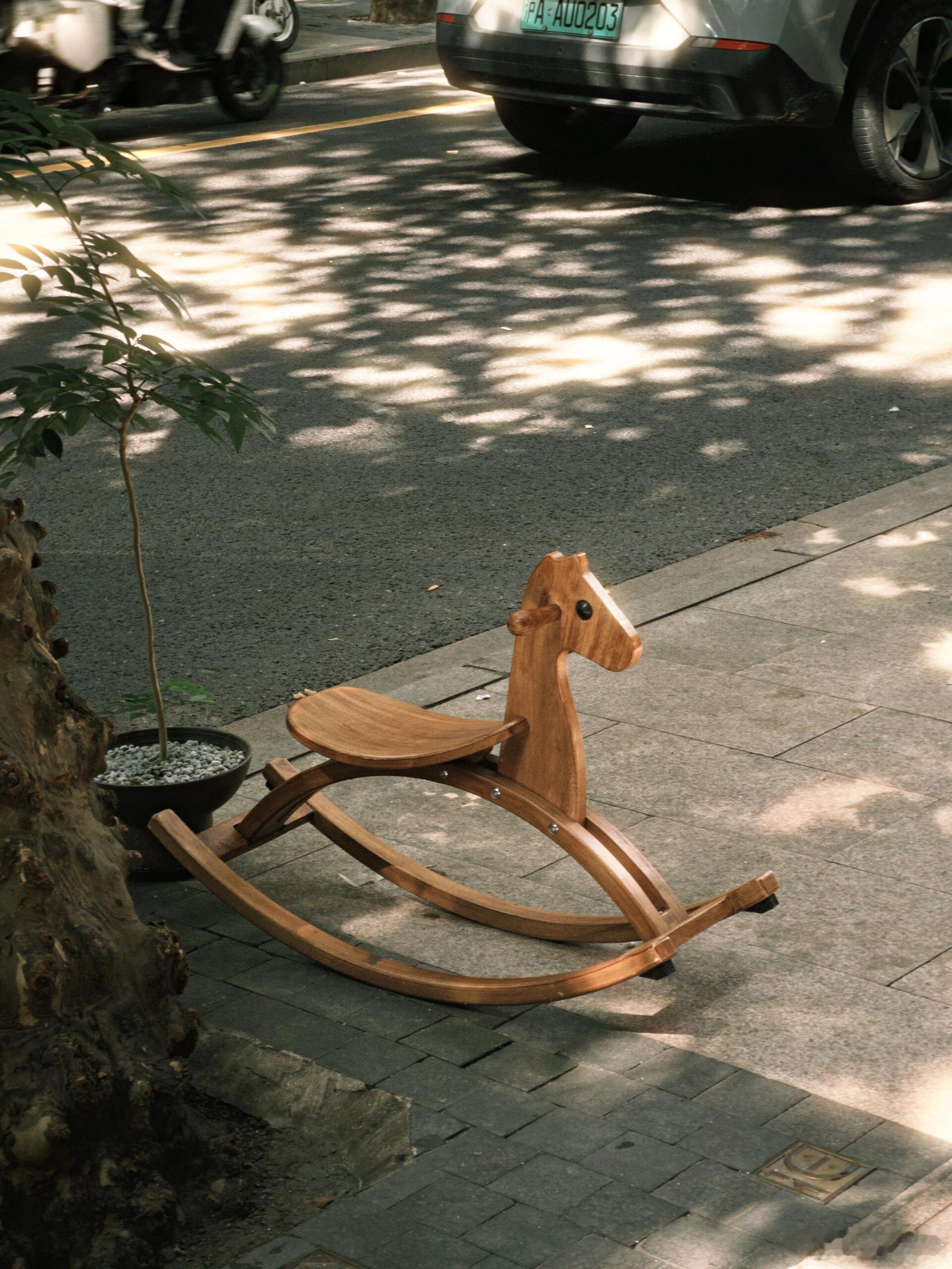 我觉得做人没必要太正常，想反抗就反抗想发疯就发疯，我不喜欢循规蹈矩的活着，我想活