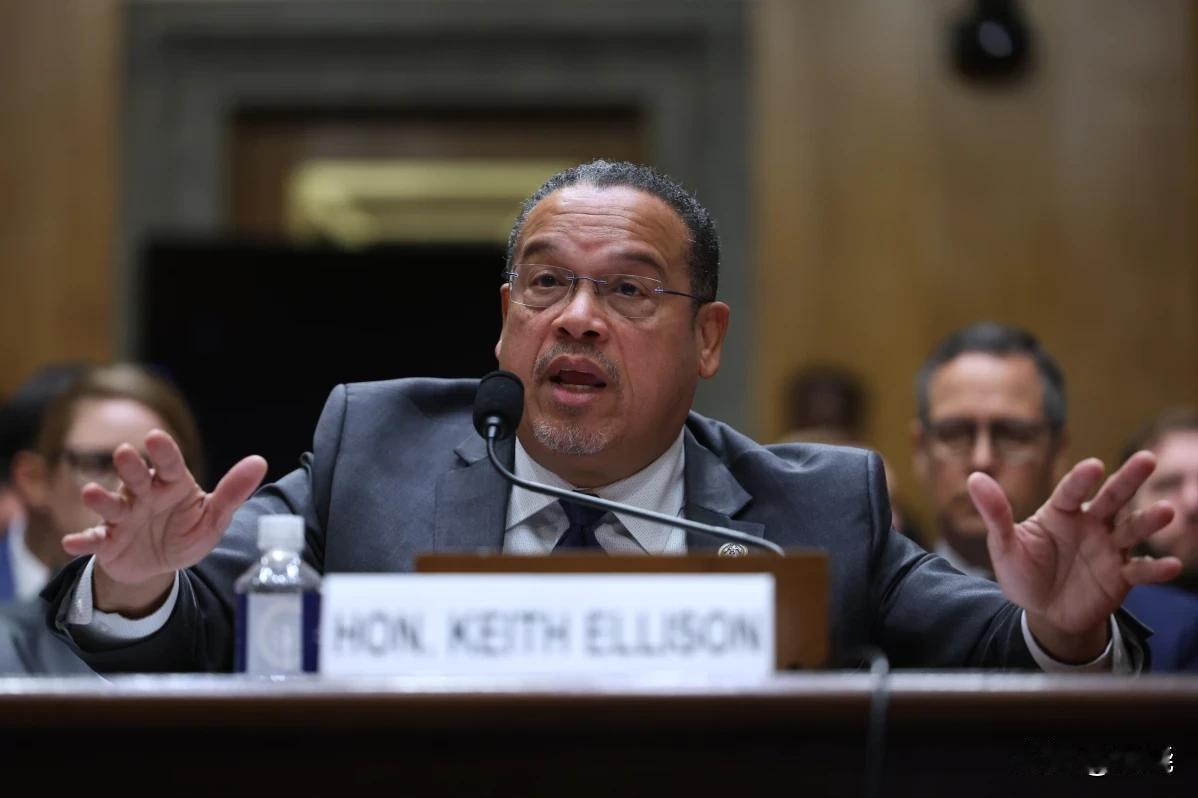 共和党参议员和埃里森在参议院听证会上的激烈交锋2月12日在华盛顿国会山，明尼