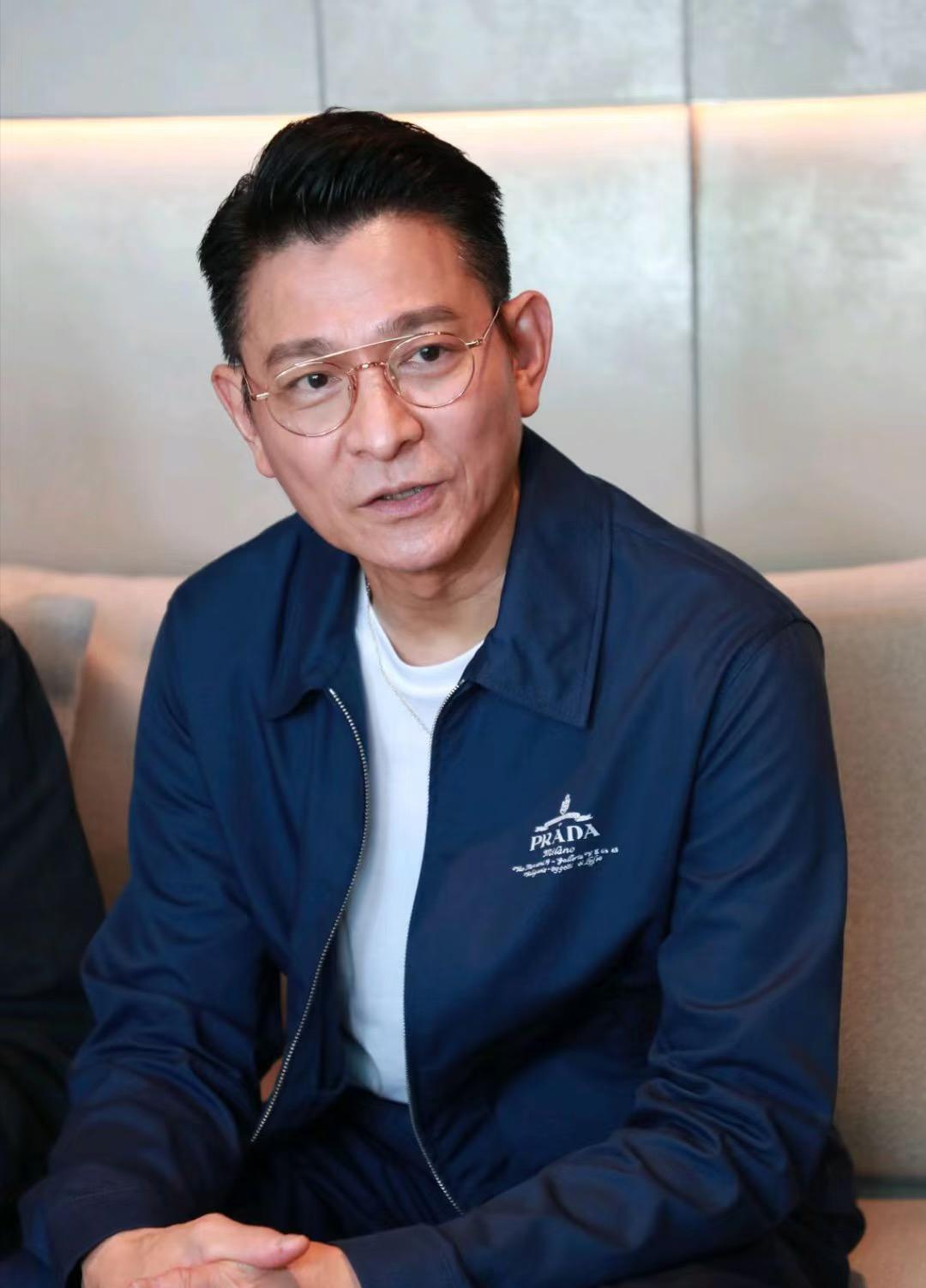 我爸看了一眼刘德华现在的状态说了一句我万万没想到的话男人最了解男人，他说：他