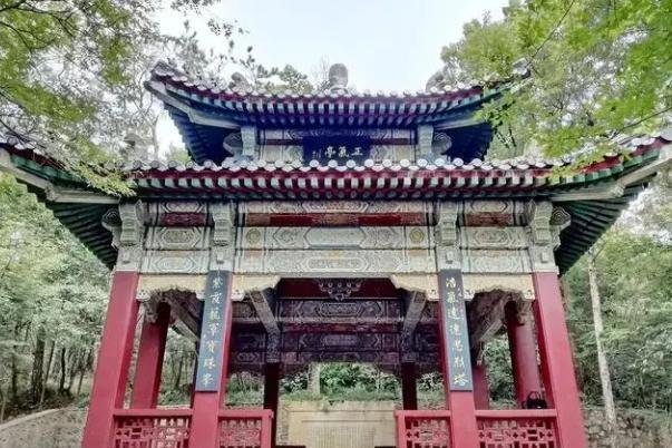 两蒋灵柩现状：台湾不想要，亲人懒得管，“台独”分子泼油漆泄愤。蒋介石迁至台湾的时