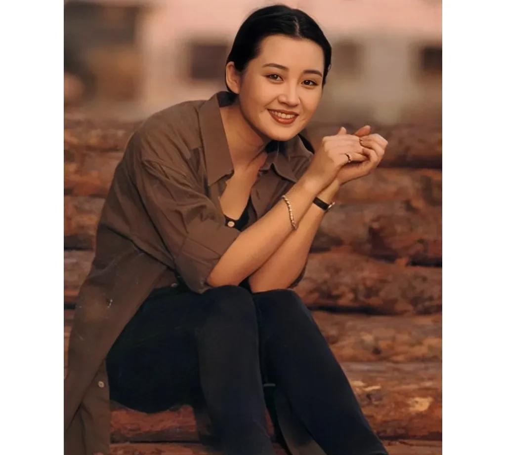 这才是90年代的第一美女，在那个没有美颜没有滤镜的年代，她美得不可方物！你们都有