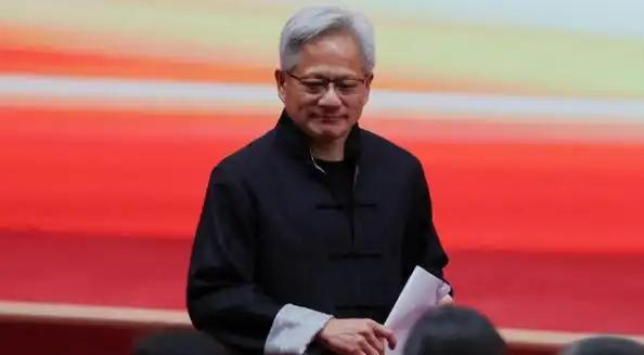 黄仁勋前脚刚走，周鸿祎就宣布改用国产芯片。中国企业用实际行动向全世界宣告：我们不