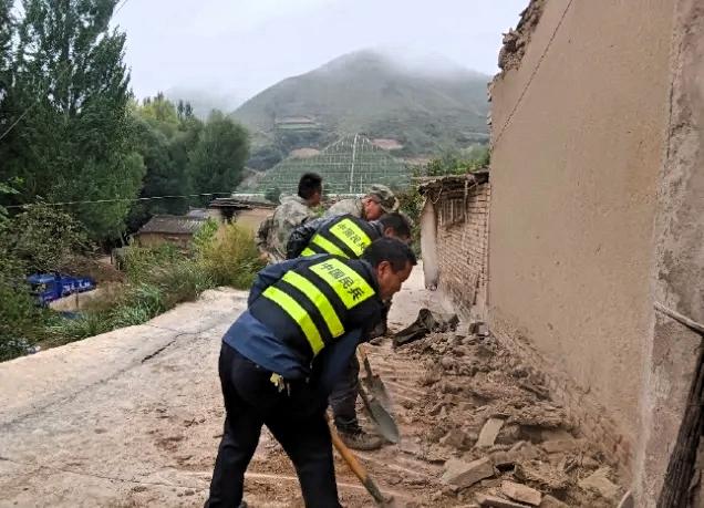 甘肃陇西的5.6级地震刚过，救援还在跟时间赛跑，有人却把灾难当成了直播间的“剧本