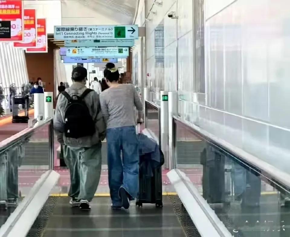 5月20日，王菲与谢霆锋合体现身北京机场，携手飞往日本开启甜蜜之旅。两人均以休闲