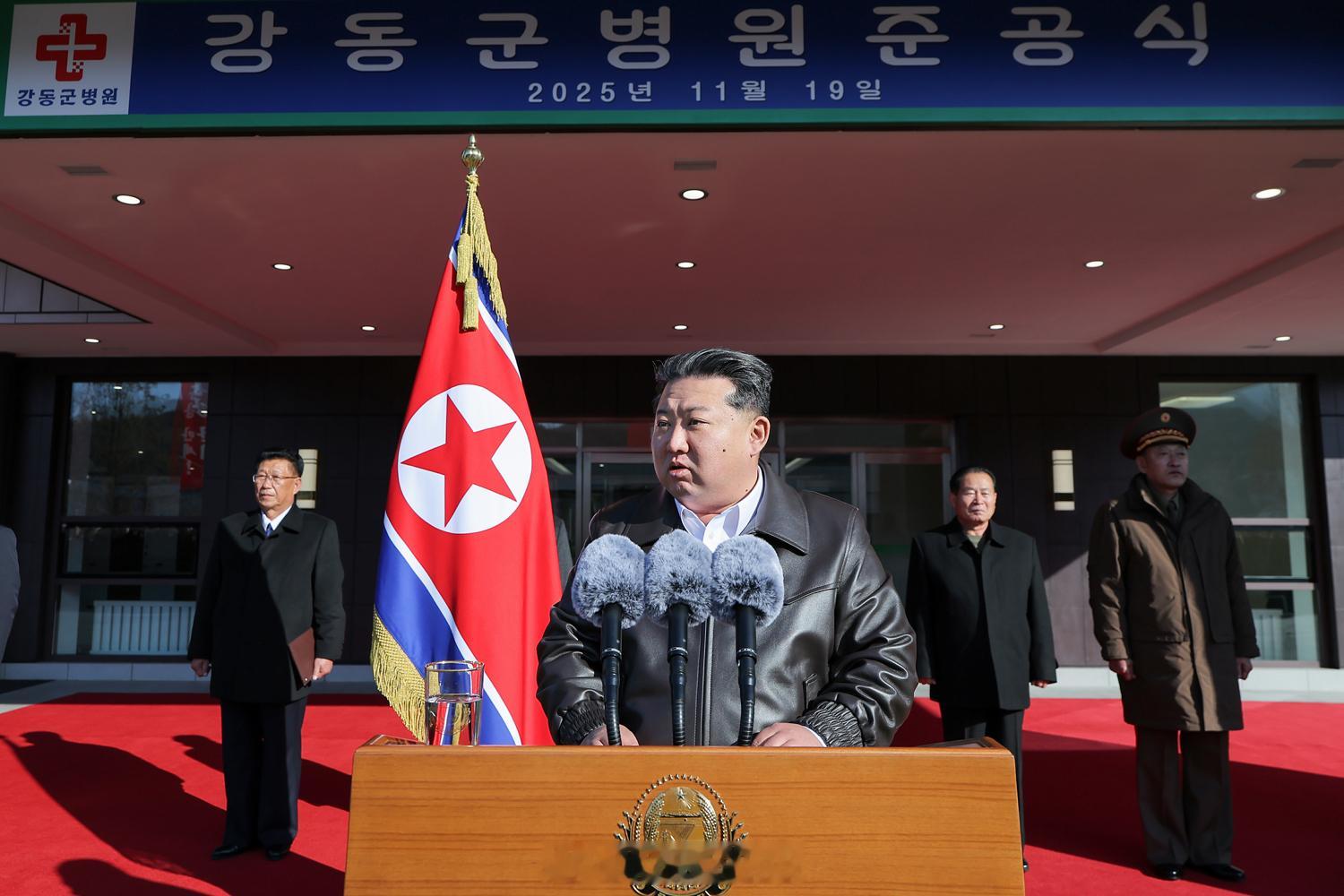 江东郡医院竣工典礼隆重举行，金正恩同志出席剪裁并详细检查院内各个环节