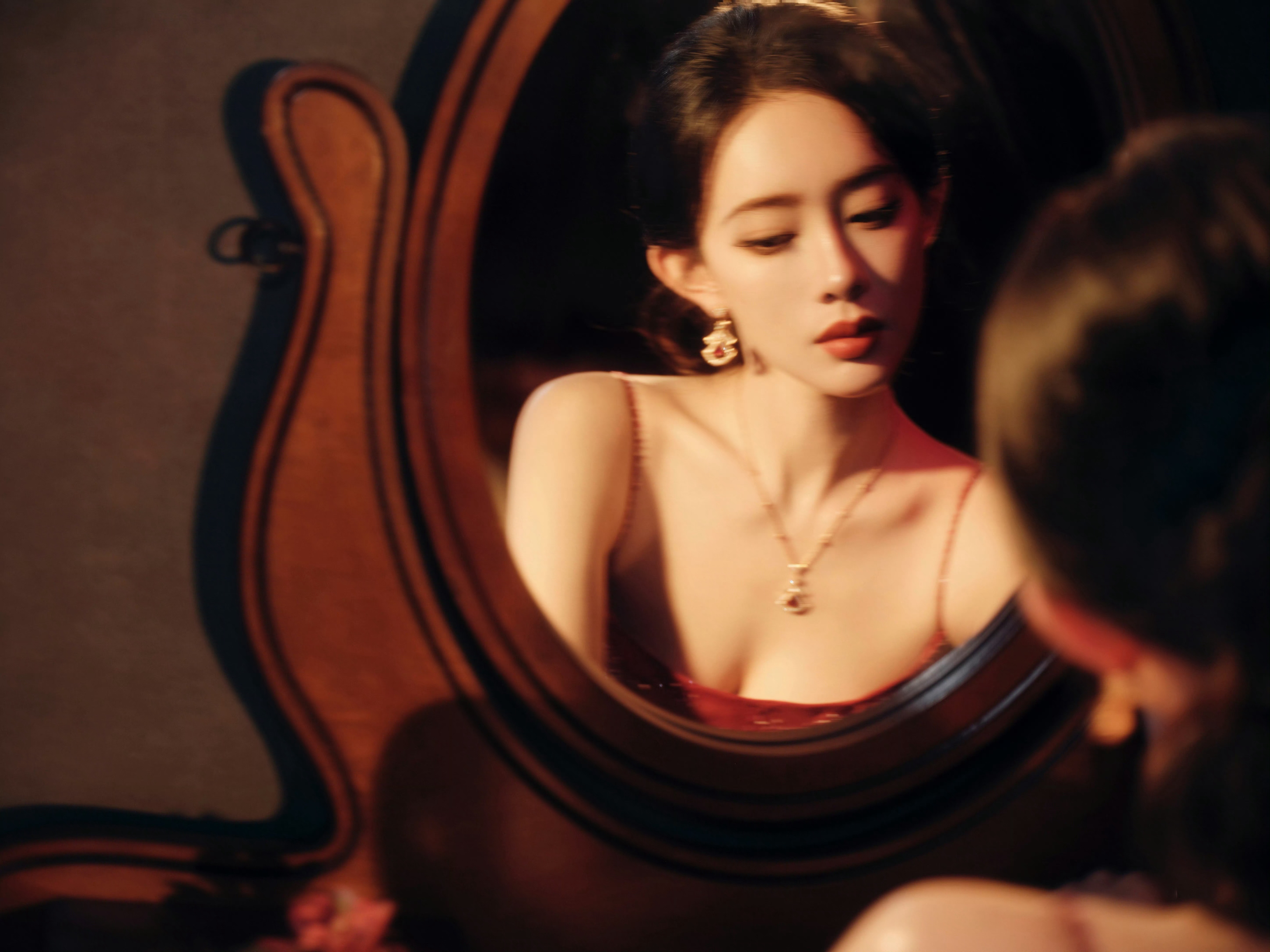 孟子义x腾讯视频星光大赏第二套造型，身穿ElieSaab2002年