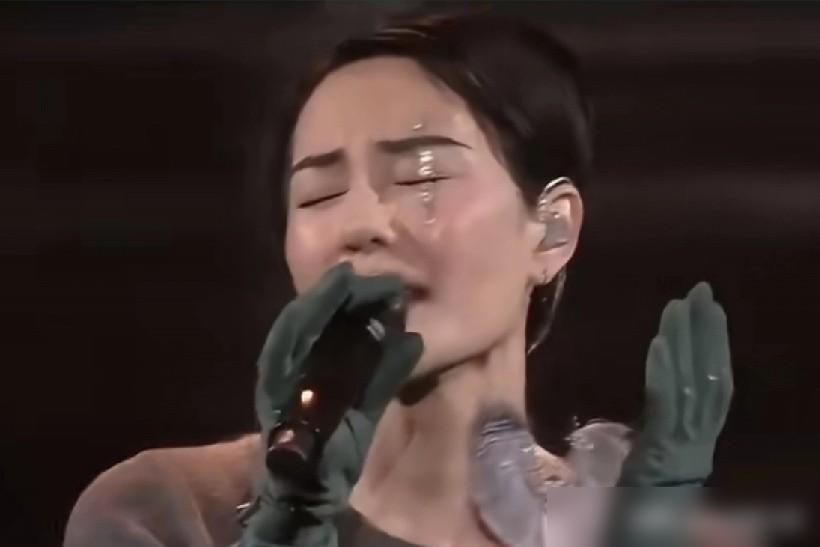 谢霆锋拿下王菲，最难搞的不是媒体，而是窦靖童。结果你猜怎么着？俩人竟在后门一起抽