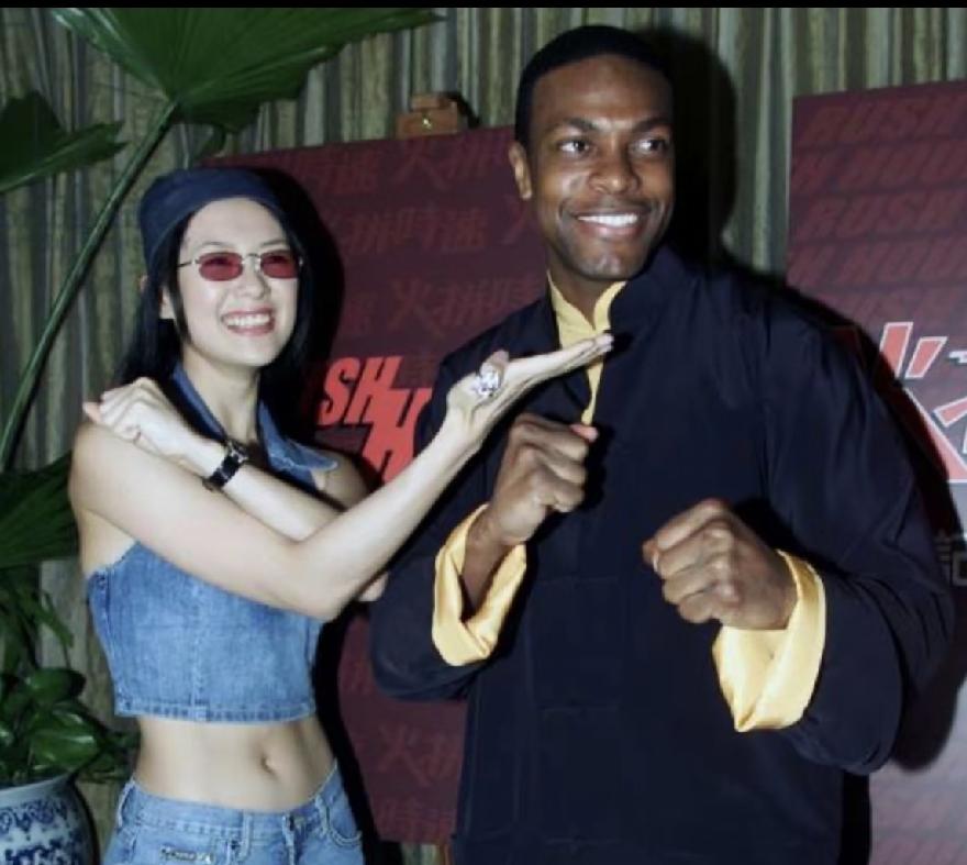 2001年，电影《尖峰时刻2》剧组在香港举办的记者会上，章子怡和成龙及黑人演员克