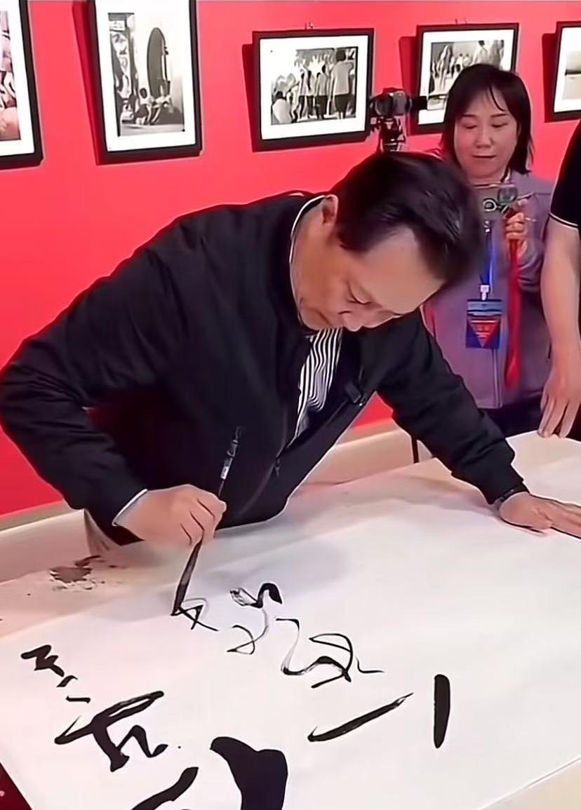 唐国强老师的书法境界越来越高的，写起来行云流水，笔法气吞山河，现场给人感觉比大书